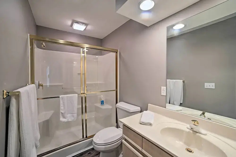 3 Mi to 76 Strip: Condo w/ Hot Tub Access!