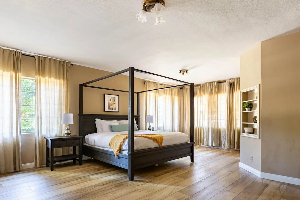 Fox Manor The Ultimate Fresno Getaway 5 Bedroom Home by RedAwning