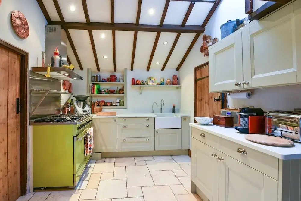 Lovely 4-bed House in Village of Sandhurst