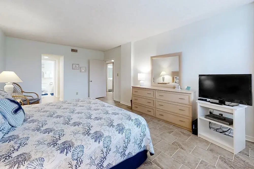 Oceanfront Condo With Large Balcony, Pool, Central AC & Views