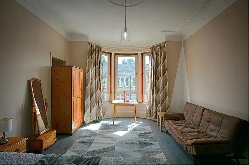 Spacious 3-Bed Apartment for Small Large Groups Close to BBC SSE Central Glasgow West End Free Parking