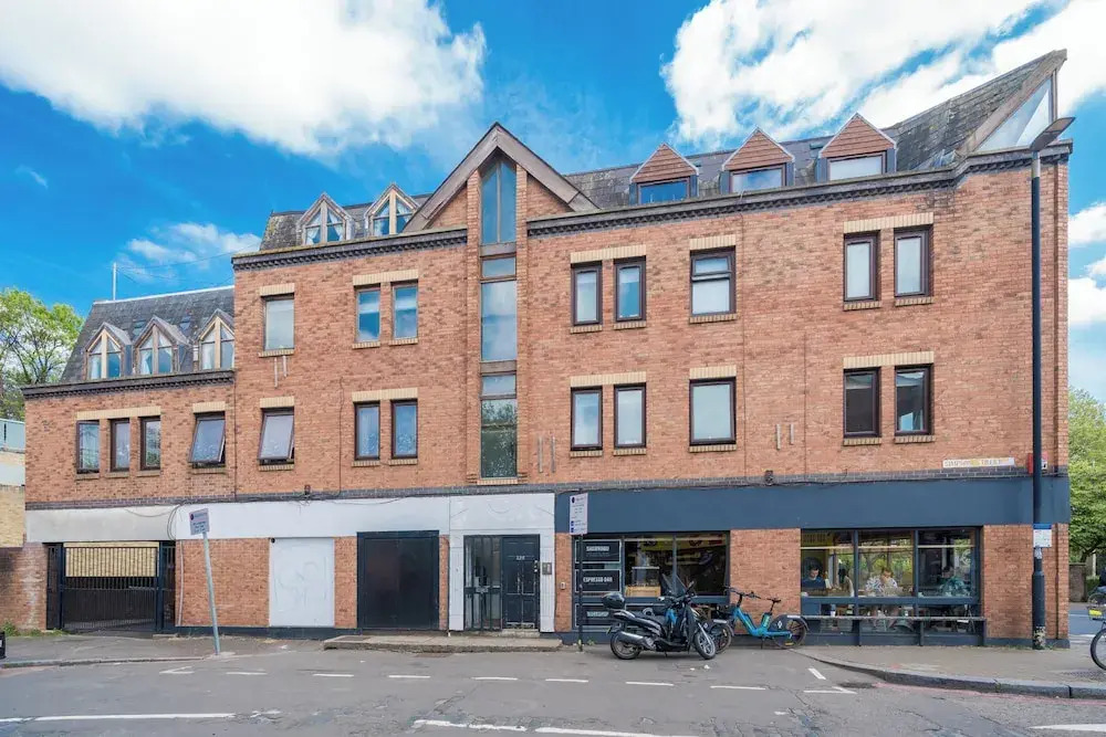 Chic 2BR Battersea Flat - Terrace & Pet-Friendly