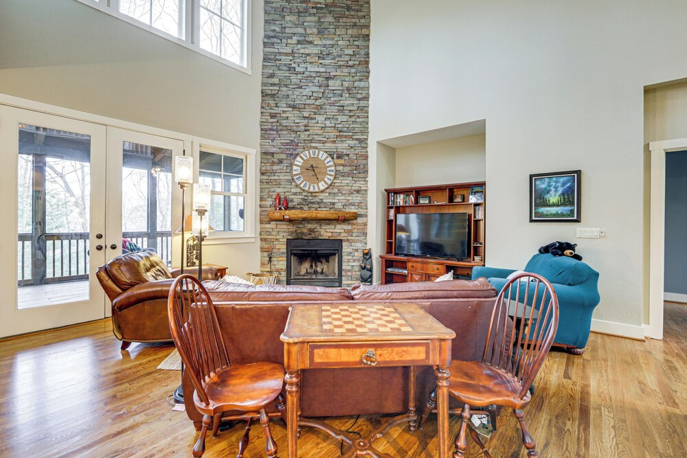 4 Mi to Bear Creek Lake! Serene Escape w/ Deck