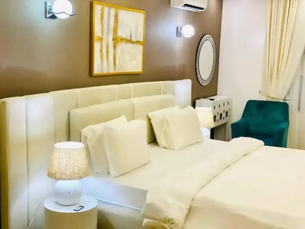 Shortlethomes- Renee's Luxury Apartments