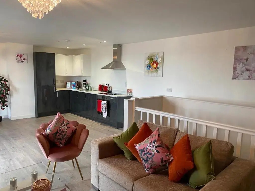 Central 2 bed Newly built DUPLEX Penthouse with FREE Gated, On-site Parking, Lift access, Self Check-in, SUPER Fast WIFI, TWO City view Terraces & Sleeps 6
