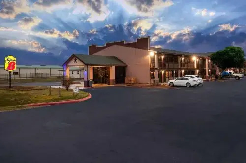 Super 8 by Wyndham Giddings