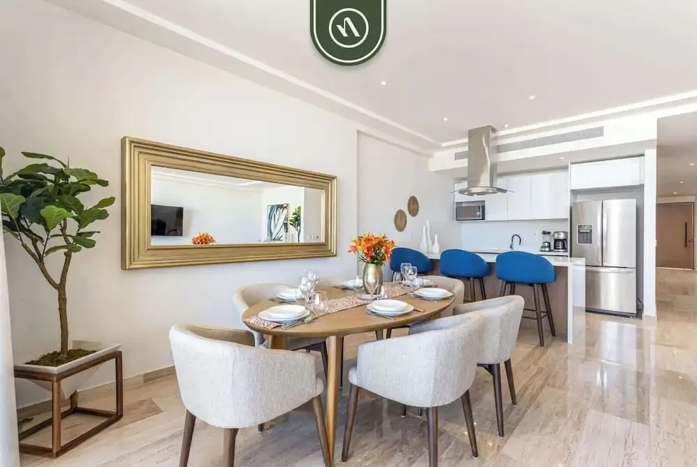 Luxury 2 BR Condo - Oceanview Pool - Gym
