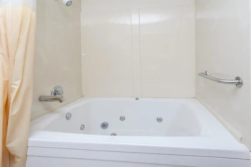 Days Inn & Suites Dundee