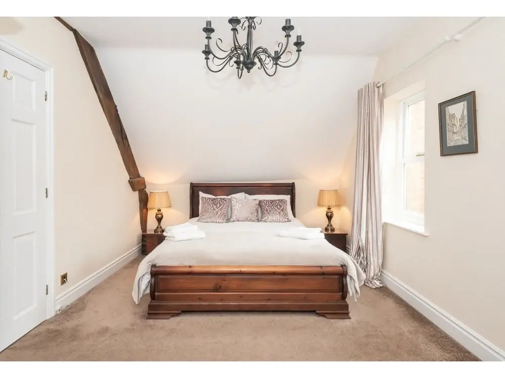 Traditional, Stunning and Spacious 2BR Apt for 4