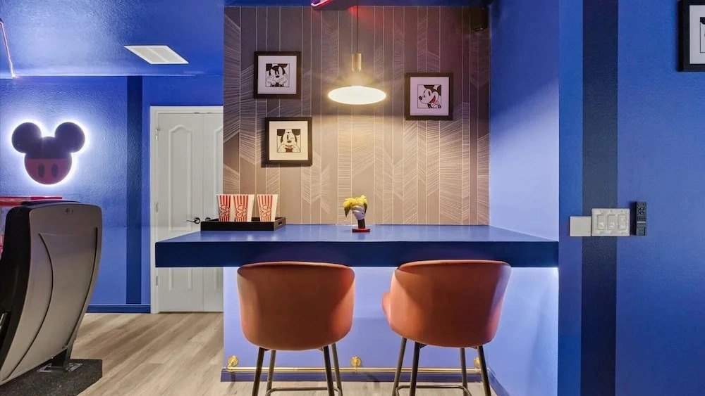 Upstay: Renovated 9BR Home w Theater & Games Room