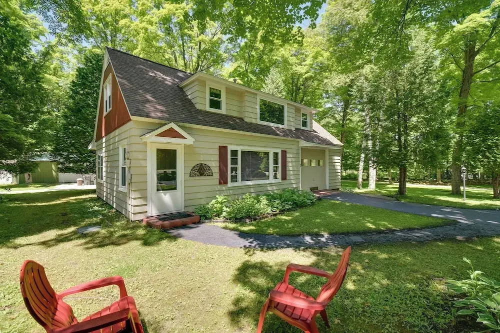 'the Carriage House:' Walk to Peninsula State Park