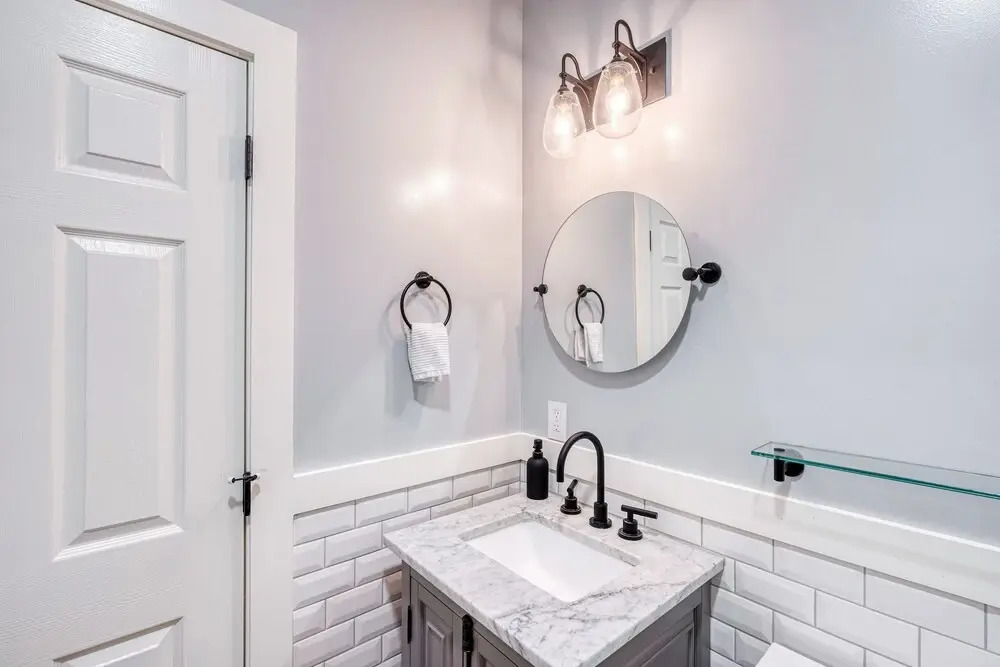 Luxe & Spacious Riverfront , Steps To Downtown 5 Bedroom Home