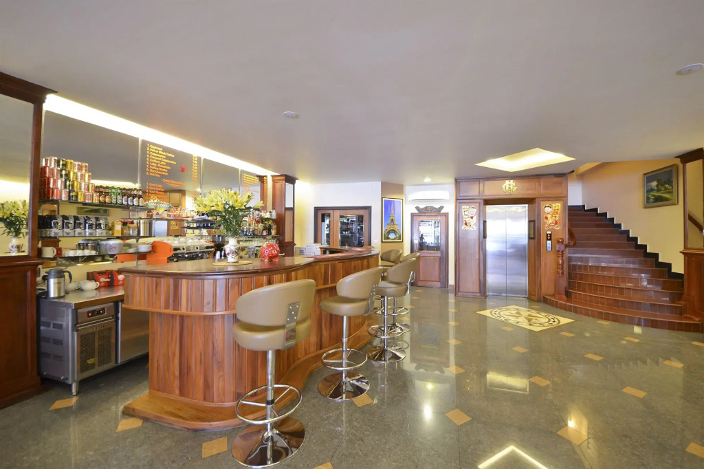 Golden House International Hotel