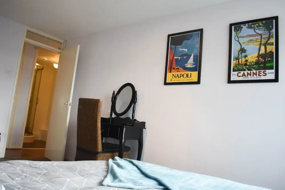 2 Bedroom Flat With Balcony Overlooking the Sea