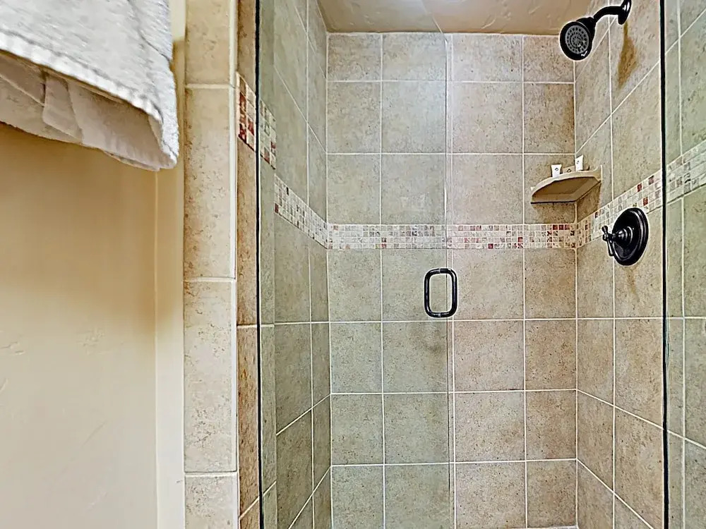 Lodge-inspired Lakeside - Walk To Lifts! 3 Bedroom Townhouse