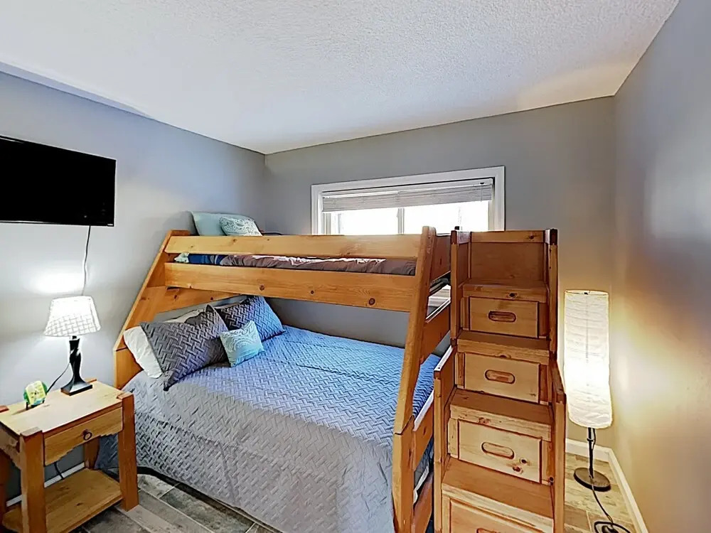 Plush Ski W/ Hot Tub, Pool & Fireplace 2 Bedroom Condo