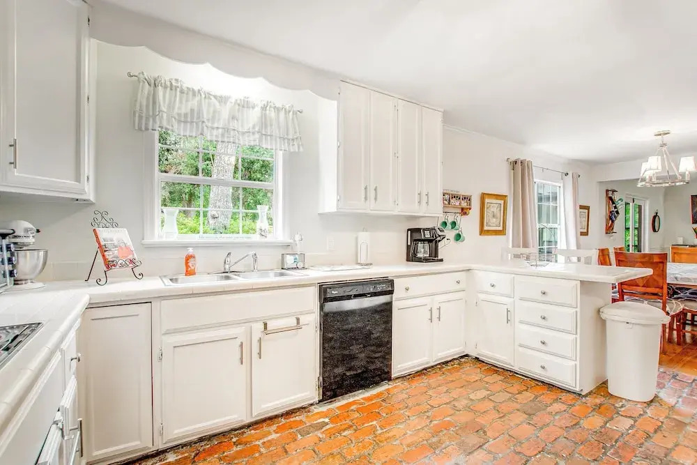 Relaxing, Dog-friendly Home With Furnished Patio, Washer/dryer, Wifi, & AC