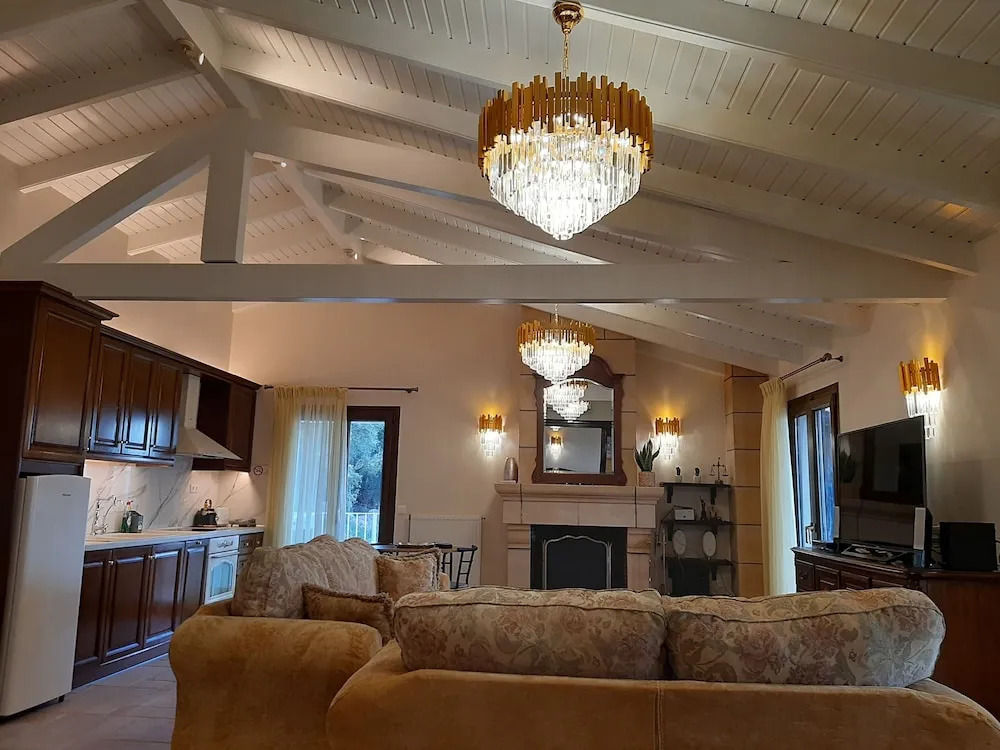 Solaris Methea- Luxury Central Villa by the Castle