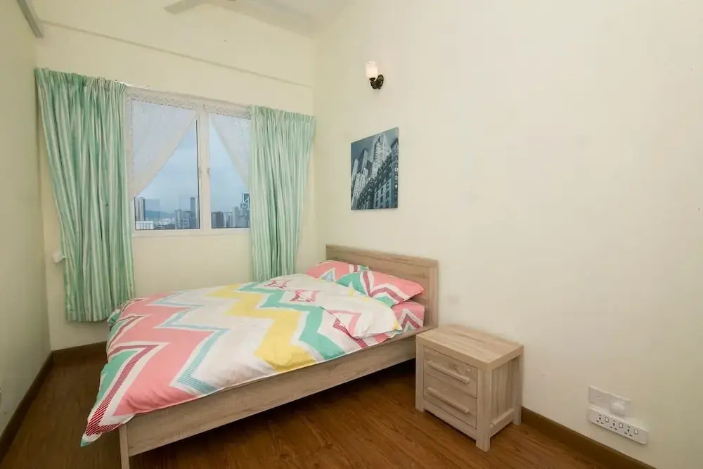 Bright & Colorful 2BR in the City Centre
