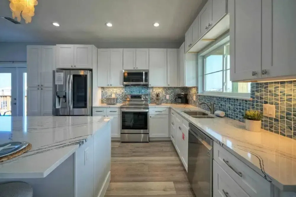 Sleeps 22! 2 Homes Priv Pool, Putting Green, Bar, Deck, Prime Port A Location
