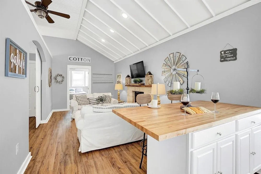Luxury Home Near Main With Hot tub
