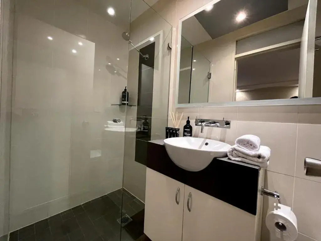 KOZYGURU McMahons Point Amazing Water View Studio + FREE Parking NMP002