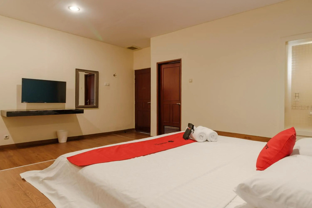 RedDoorz Plus near Ancol