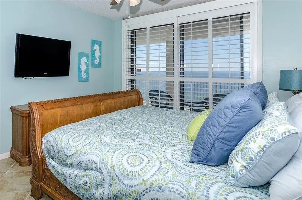 Windward Pointe 1003 - 3 Br condo by RedAwning