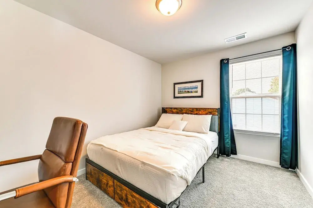 Modern Townhome w/ Yard: 5 Mi to Dtwn Charlotte