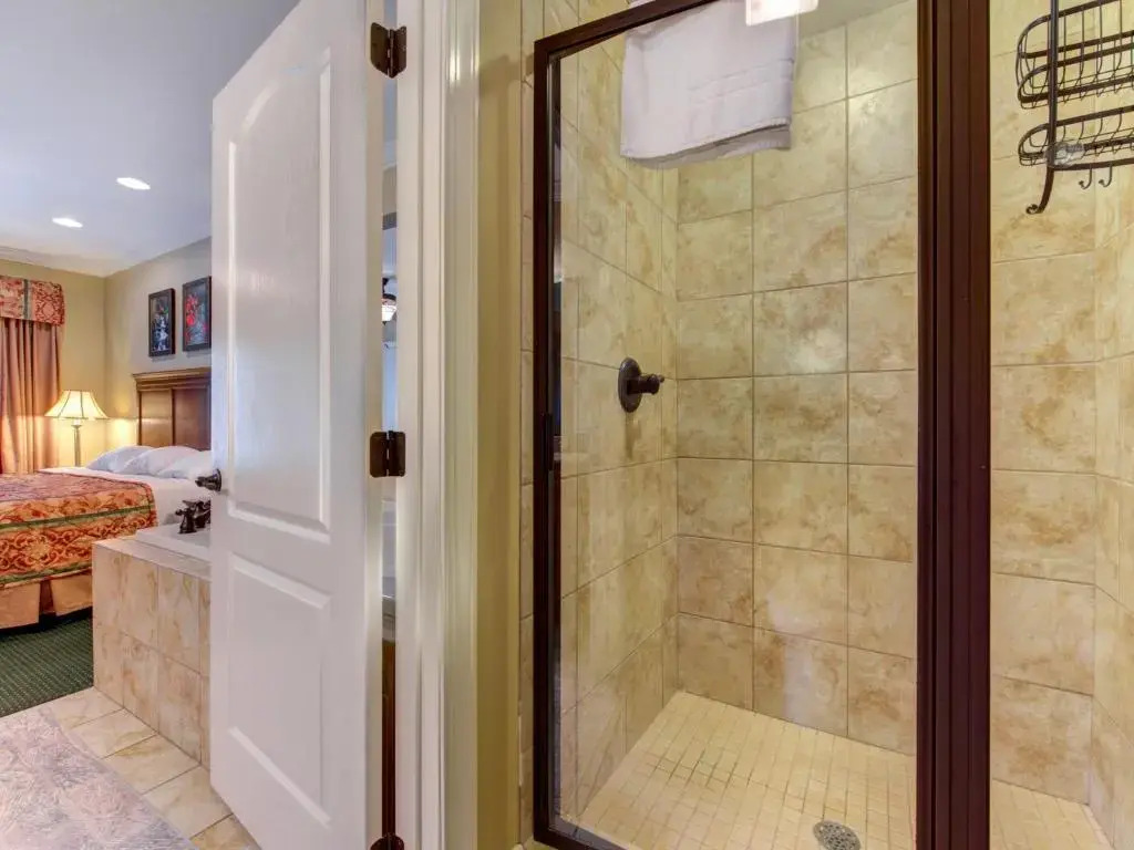 City Bear, 2BR, Pool, Spa, Downtown Gatlinburg, Sleeps 6