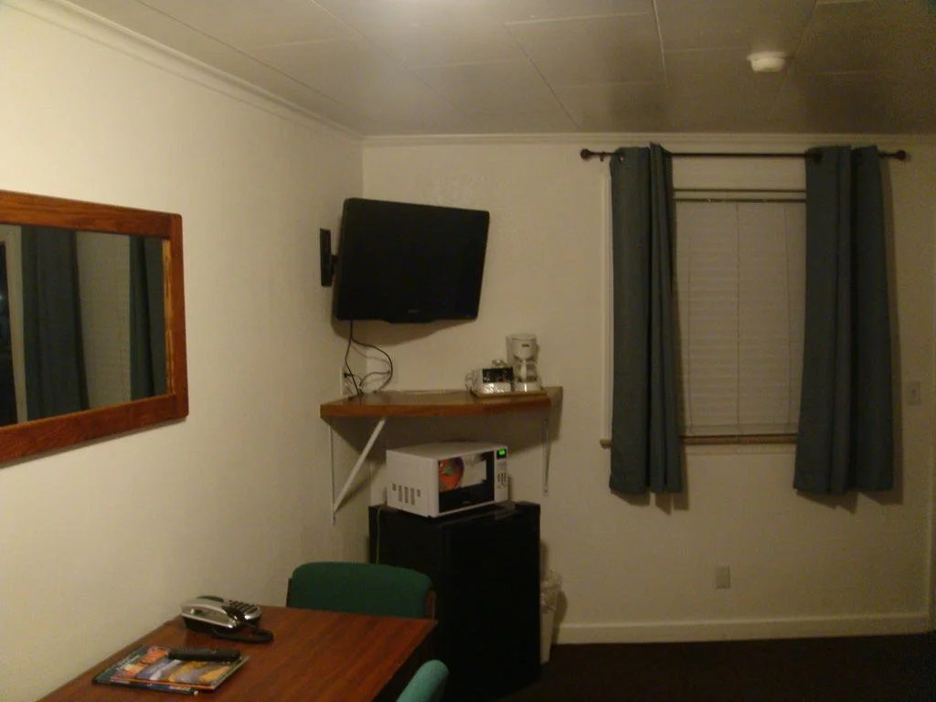 Chalet Motel - Affordable Stay in Central Bend