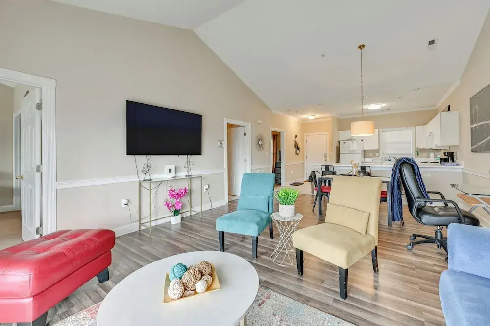 Charming Condo w/ Balcony, 1 Mi to UNC Charlotte!