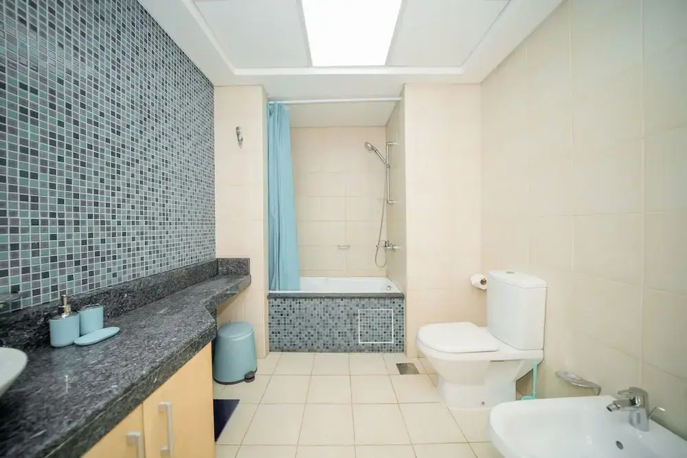 Luton Vacation Homes - Shoreline Apartment, Beach Access