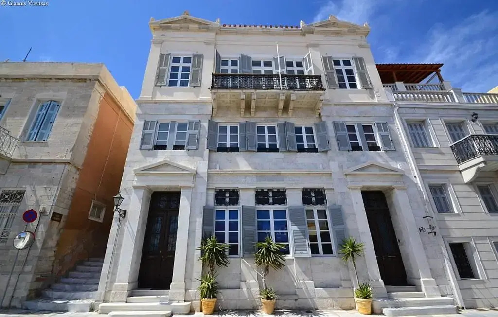 Akti Miaouli Holiday Home