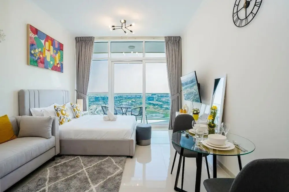 Tanin - Stunning Dubai Skyline View From this Sleek Studio