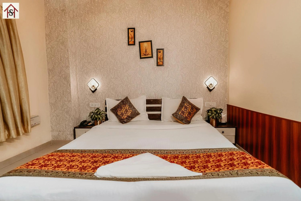 Hotel Sahu Near Kashi Vishwanath Temple Gate