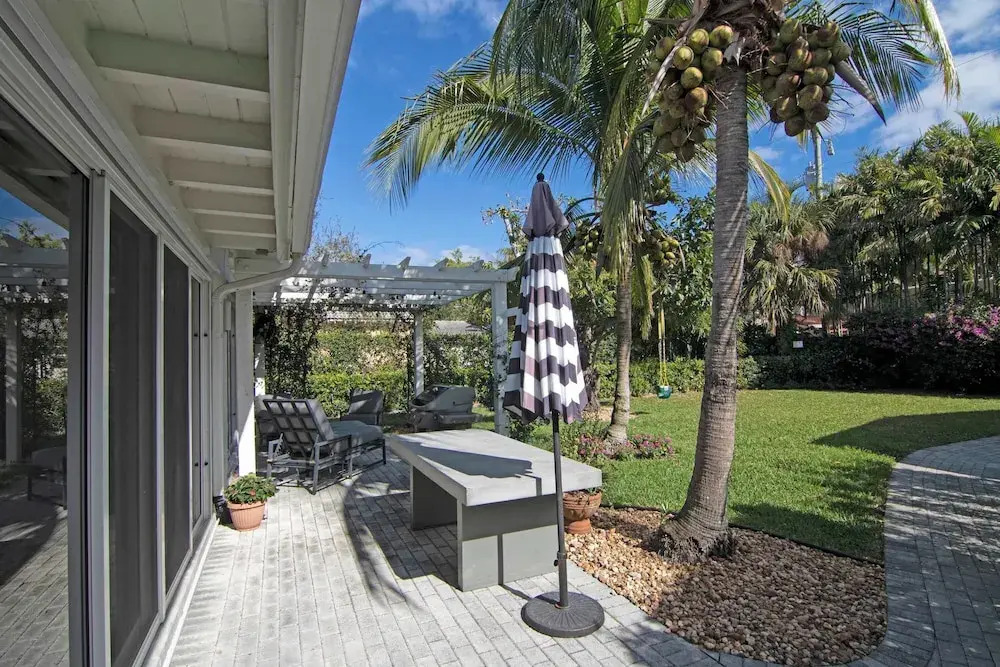 La Casa Blanca Minutes From the Beach!