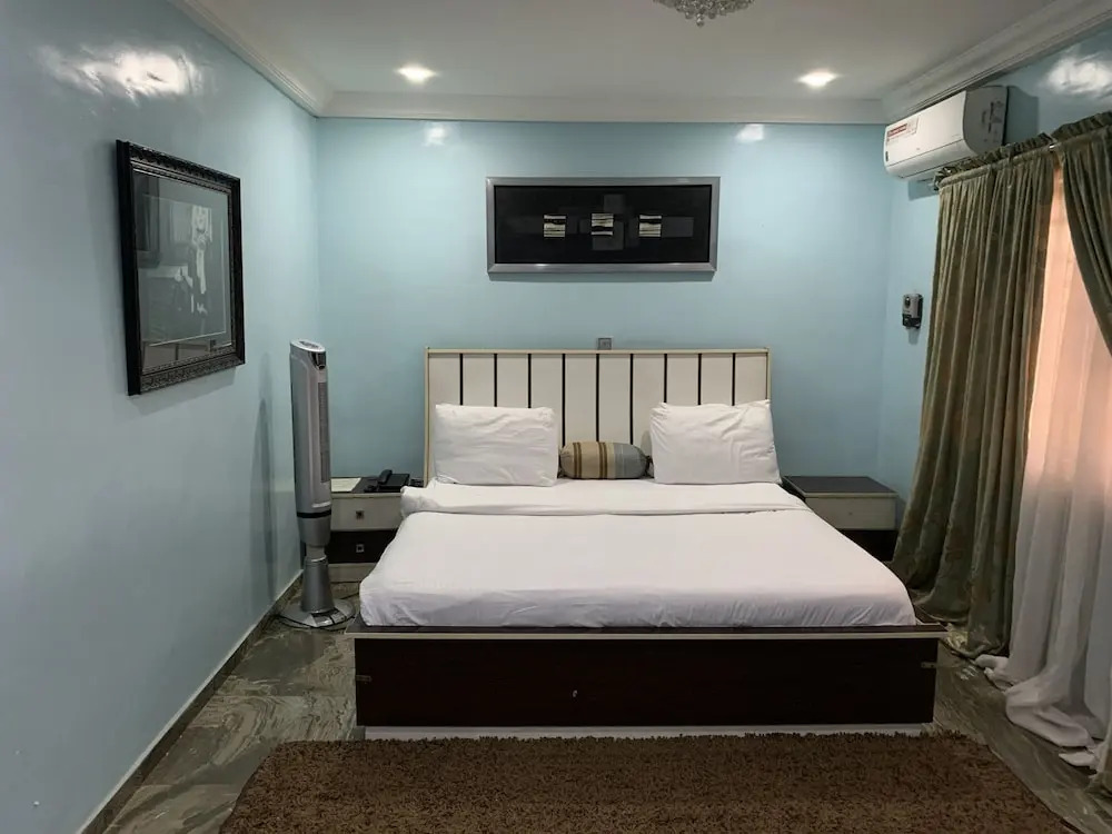 Islanders Lounge and Hotel