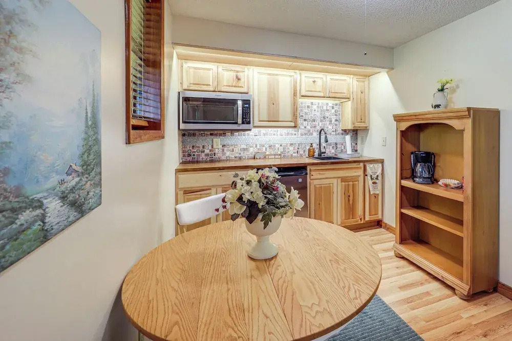 Wooded Cabin w/ 2 Decks on Golf Course in Newland!
