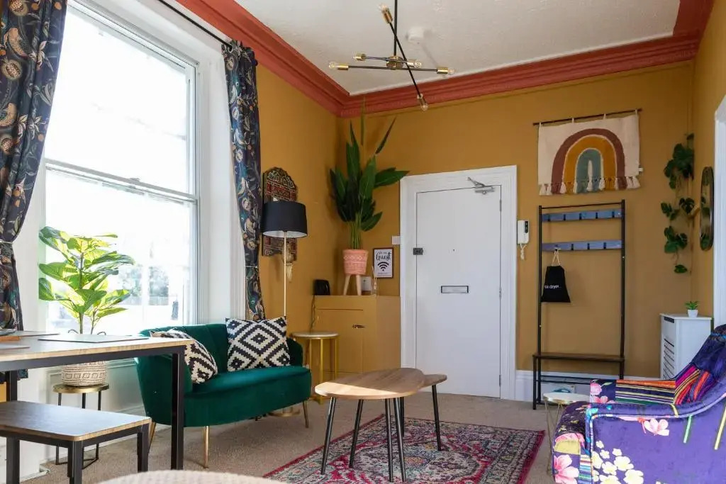 Elegant studio apt nr beach & shops with parking