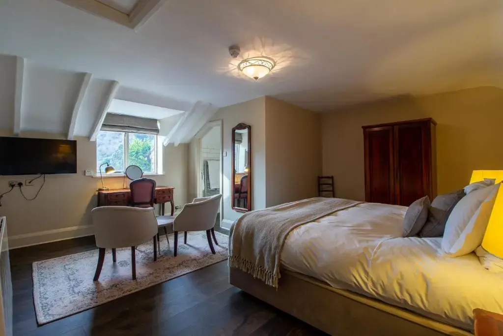 Parva Farmhouse Riverside Guesthouse