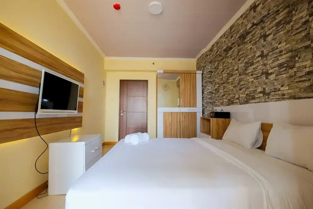 Minimalist and Comfy Studio at Pluit Sea View Apartment By Travelio