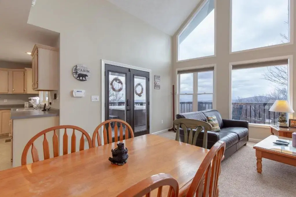 Kickback Kabin, 3 Bedrooms, Deck, Hot Tub, Pool Access, Sleeps 6