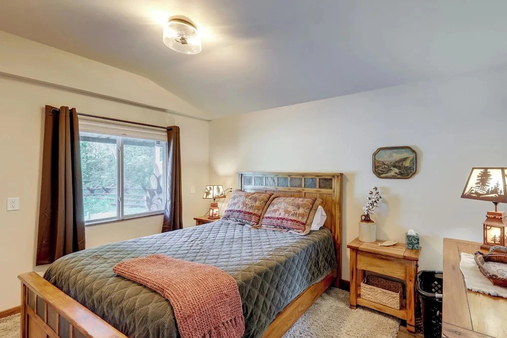 Waterfront Saloon-themed Cabin on Flathead River