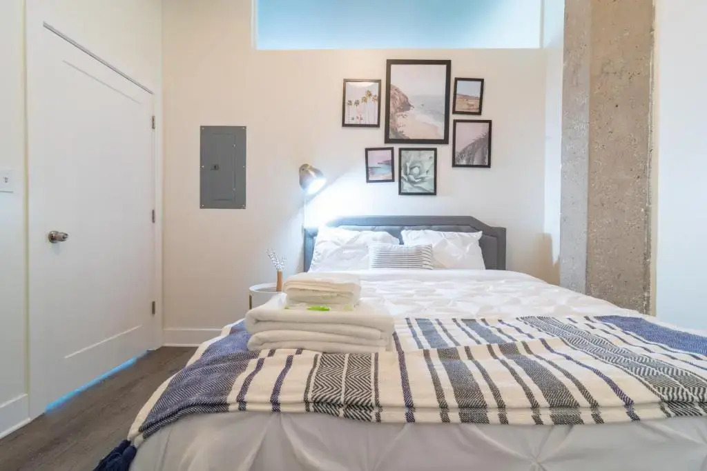 McCormick Place 420 friendly 2br-2ba on Michigan avenue with optional parking for 6 guests