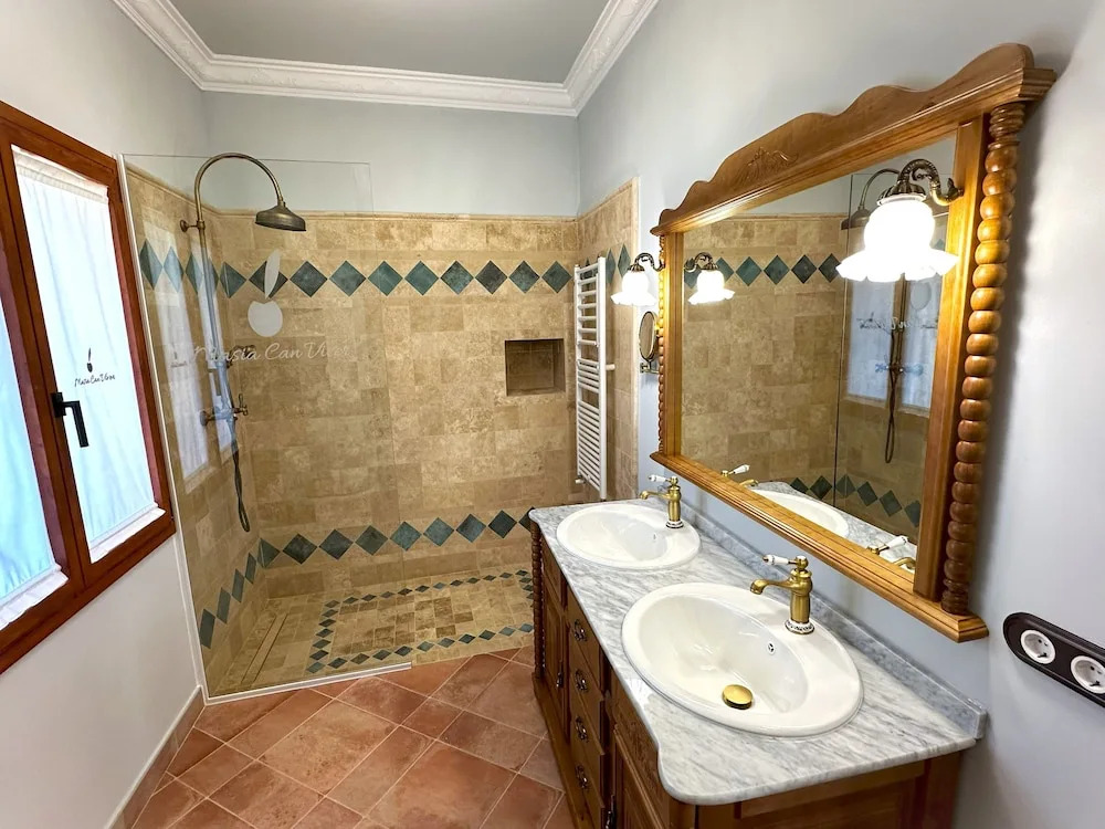 Masia Can Viver - Olive oil tourism B&B