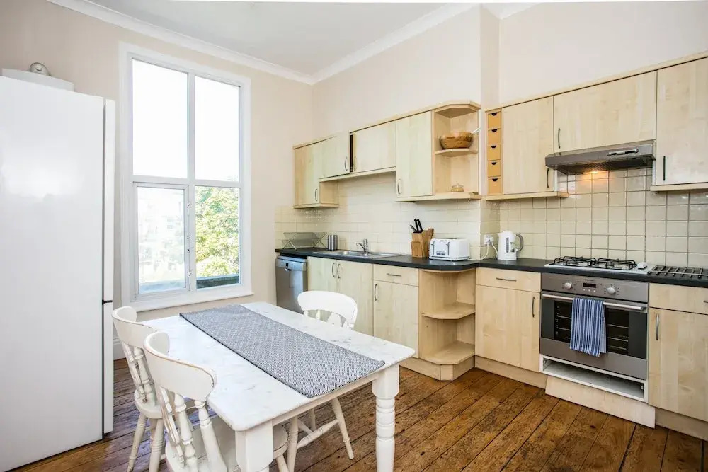 Spacious 4 Bedroom Home In Finsbury Park