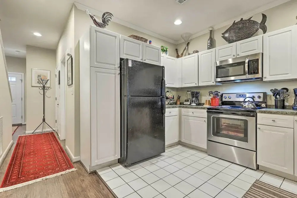 2 Mi to Ocean: Rehoboth Beach Townhome w/ Grill