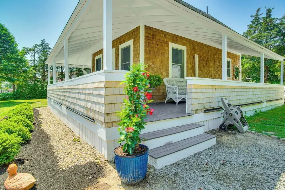 Walk to 2 Beaches! Group-friendly Pocasset Home