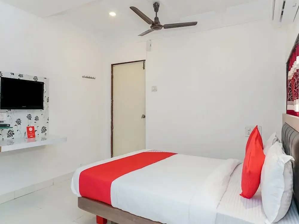OYO 19677 Hotel Gurukrupa